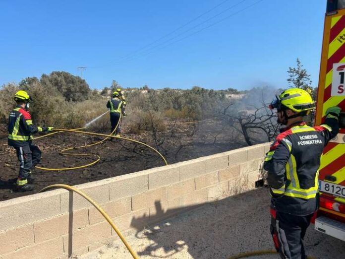 Bomberos de Formentera en las tareas de extinción