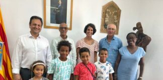 El Consell recibe a los niños saharauis acogidos este verano en la isla a través del programa ‘Vacances en Pau’ niños saharauis