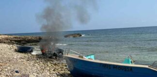 Incendio de una patera en la zona de s’Estufador