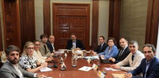 Formentera acusa al Gobierno central de abandonar a su suerte a menores no acompañados y a los consells insulars El presidente del Consell, Llorenç Córdoba, en la reunión celebrada en Palma de Mallorca