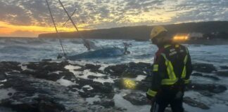 Rescatado con síntomas de hipotermia después de que su velero encallara en es Caló Barco encallado es Caló