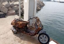 El servicio de limpieza del litoral recoge más de 300 kilos de residuos durante el mes de agosto en Formentera Una moto localizada durante el servicio de limpieza del litoral