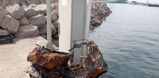 El servicio de limpieza del litoral recoge más de 300 kilos de residuos durante el mes de agosto en Formentera Una moto localizada durante el servicio de limpieza del litoral