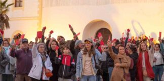 Representantes de la ciudadanía de Formentera sacan tarjeta roja a los políticos locales Concentración ciudadana DIEM PROU!
