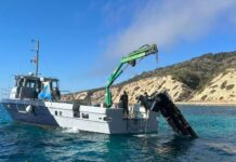 El Consell retira cinco pateras abandonadas del litoral de la isla Retirada pateras