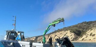 El Consell retira cinco pateras abandonadas del litoral de la isla Retirada pateras