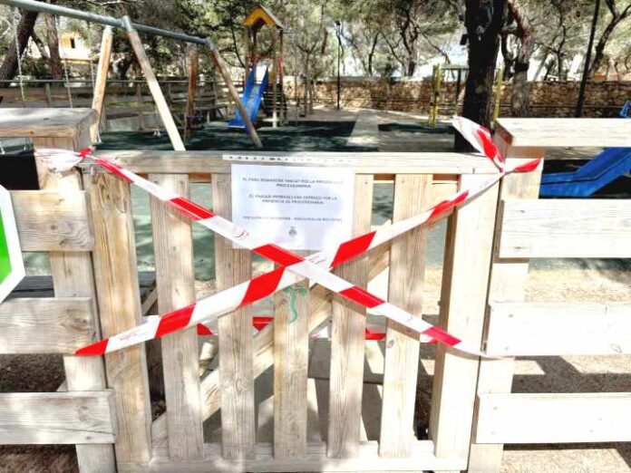 Parque infantil es Pujols cerrado por procesionaria