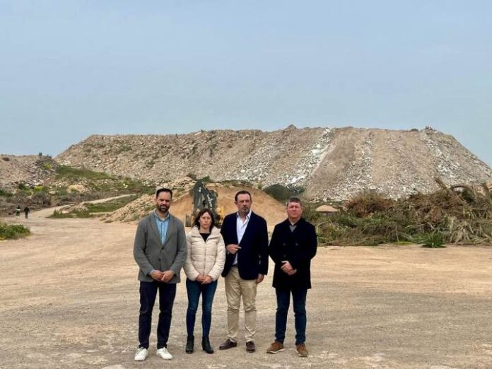 Imagen de la visita a la zona por parte de representantes del Govern balear y del Consell de Formentera