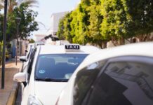 El Consell de Formentera abre la convocatoria para obtener el permiso local de conductor de taxis en 2026 Taxis en la parada de Sant Francesc