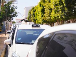 El Consell de Formentera abre la convocatoria para obtener el permiso local de conductor de taxis en 2026 Taxis en la parada de Sant Francesc