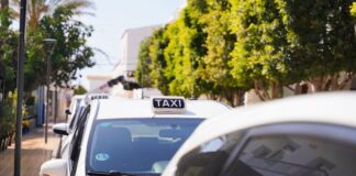El Consell de Formentera abre la convocatoria para obtener el permiso local de conductor de taxis en 2026 Taxis en la parada de Sant Francesc