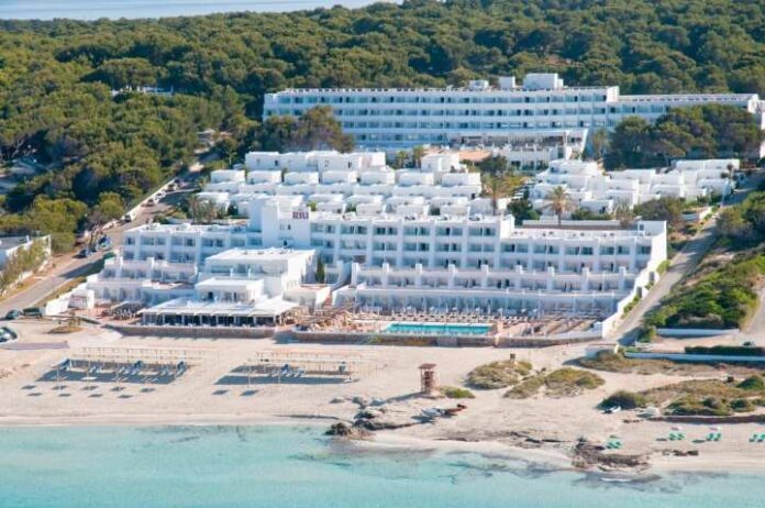 Hotel Riu la Mola en la playa de Migjorn
