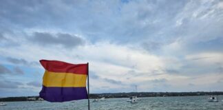 Formentera vuelve a rendir homenaje a la República en es Campament La bandera de la República en el acto en es Campament de la Savina