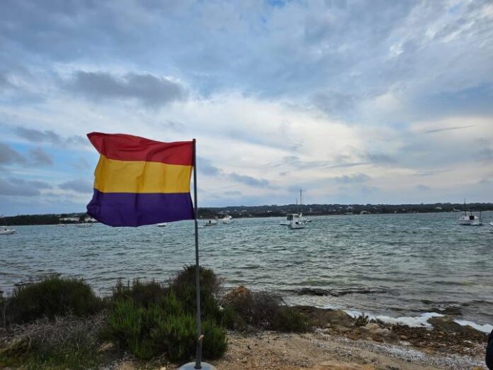 La bandera de la República en el acto en es Campament de la Savina