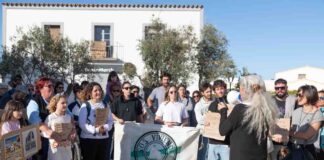 Medio centenar de personas participan en la manifestación por el derecho a la vivienda en Formentera