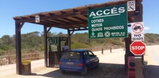 Comienza la regulación del acceso y estacionamiento en el Parc Natural de ses Salines Control de entrada al Parc Natural