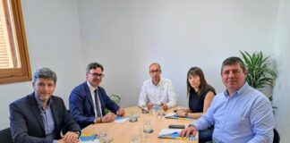 El Govern y el Consell de Formentera se alían para frenar la salinización del agua en la red de saneamiento Momento de la reunión celebrada esta mañana en el Consell de Formentera