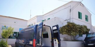 Equipo móvil para la renovación de DNI y pasaporte que se expiden al instante en Formentera Vehicle Integral de Documentació (VIDOC)