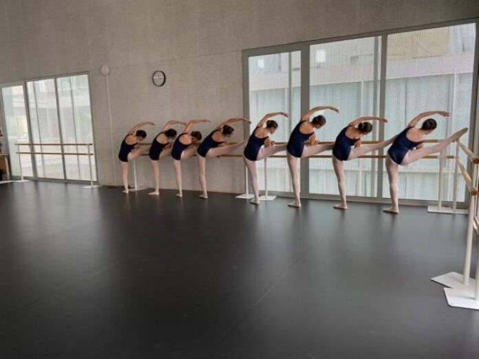 Clase de danza en el Conservatorio de las Pitiusas