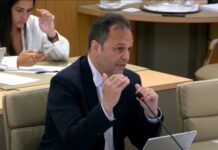 El Parlament cierra filas por la residencia des Brolls con el voto favorable de Córdoba El diputado Llorenç Córdoba en su intervención hoy en el Parlament balear