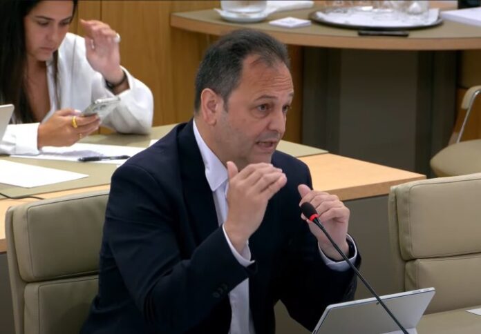 El diputado Llorenç Córdoba en su intervención hoy en el Parlament balear El diputado Llorenç Córdoba en su intervención hoy en el Parlament balear