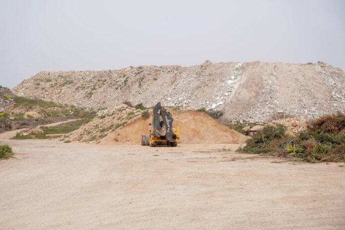 Montaña de residuos de obra en el vertedero de es Cap