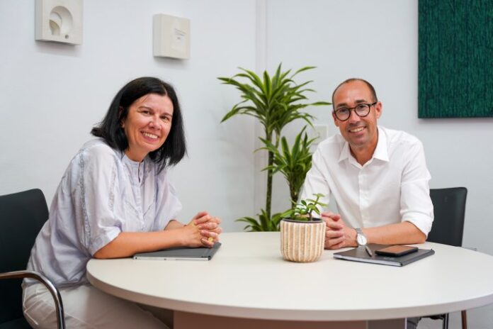 Raquel Guasch y Óscar Portas en la sede del Consell