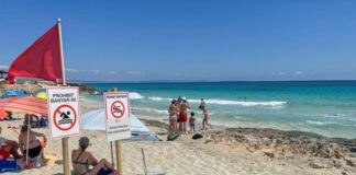 Prohibición temporal del baño en la playa de sa Roqueta por motivos de seguridad sanitaria Bandera roja en la playa de sa Roqueta