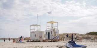 El Consell de Formentera activa un puesto de vigilancia policial en la playa de ses Illetes para hacer frente a la venta ambulante Caseta del 112 en la playa de ses Illetes