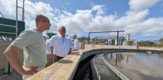 El Govern invertirá más de 6 millones de euros en la renovación integral de la depuradora de Formentera El conseller balear Juan Manuel Lafuente y el presidente Óscar Portas en la visita hoy a la EDAR de Formentera