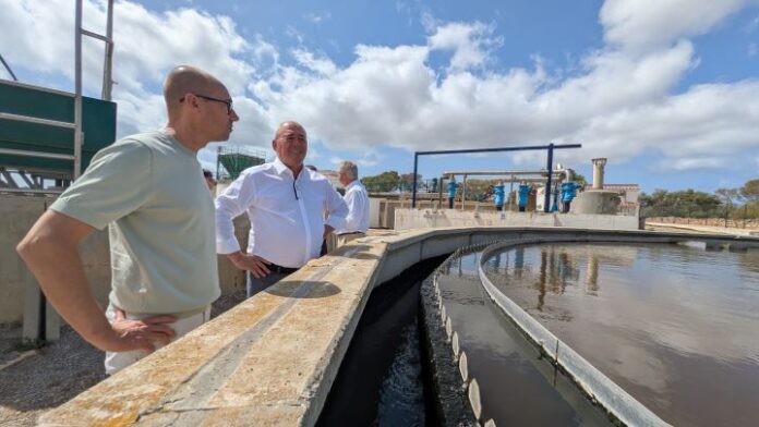 El conseller balear Juan Manuel Lafuente y el presidente Óscar Portas en la visita hoy a la EDAR de Formentera El conseller balear Juan Manuel Lafuente y el presidente Óscar Portas en la visita hoy a la EDAR de Formentera