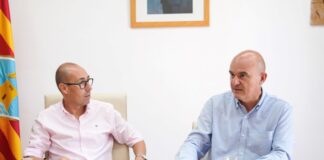Formentera y Eivissa acuerdan una modificación legislativa específica para establecer un régimen común de regulación de vehículos Los presidentes óscar Portas y Vicent Marí durante la reunión celebrada esta mañana en Formentera