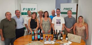 El proyecto empresarial De Formentera amb molt de gust lanza su propia página web Miembros de PIMEF acompañados por los consellers de Turismo y Sector Primario en la presentación de la web