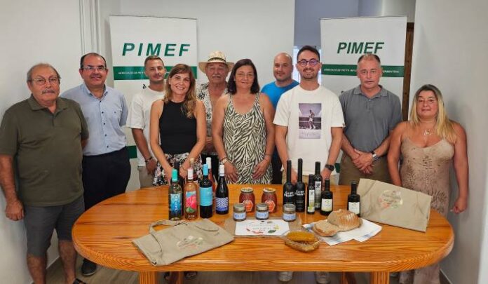 Miembros de PIMEF acompañados por los consellers de Turismo y Sector Primario en la presentación de la web