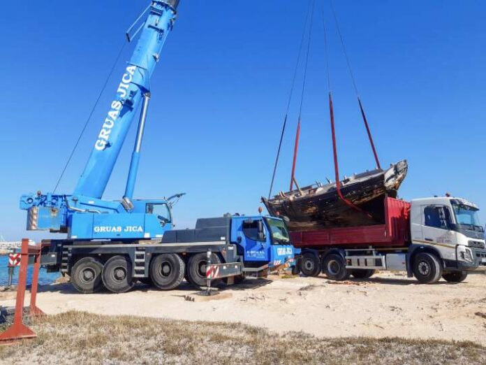 Retirada embarcación 'Scipio 1924' encallada en la zona de sa Sequi