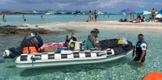 La Policía Local de Formentera denuncia a un vendedor ambulante por vender bebidas alcohólicas desde una lancha en ses Illetes Vendedor sancionado en ses Illetes