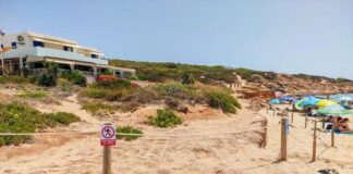 Los bomberos de Formentera balizan una zona de Es Copinar para garantizar la seguridad de bañistas y usuarios Área balizada en la playa de Es Copinar