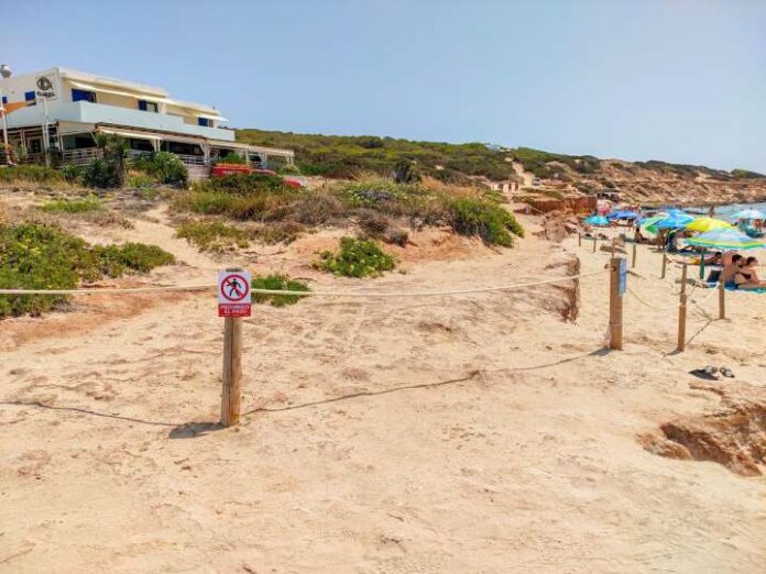 Área balizada en la playa de Es Copinar