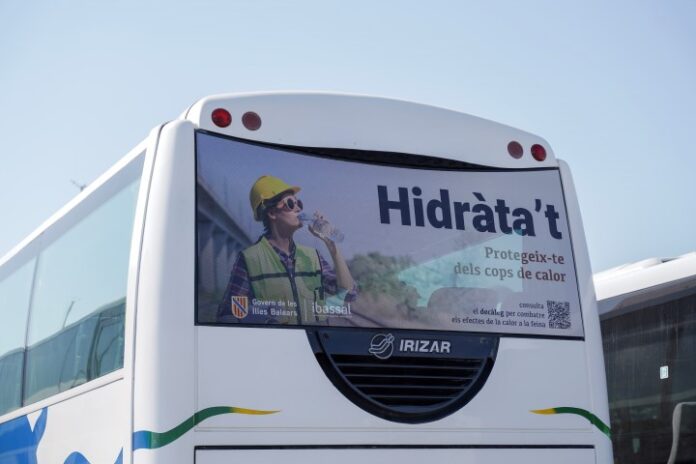 Buses de línea con mensajes para prevenir los efectos del calor