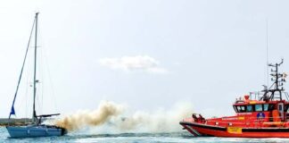 Los Bomberos de Formentera y la Policía Local actúan en el incendio de un velero en la costa de ses Illetes Conato de incendio en un velero en la zona de Illetes