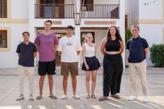 Las cuatro personas que se incorporan como técnicos junto al conseller de Recursos Humanos y el representante del SOIB