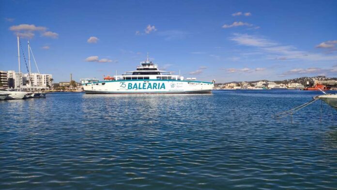 Vaixell de Baleària al port d'Eivissa