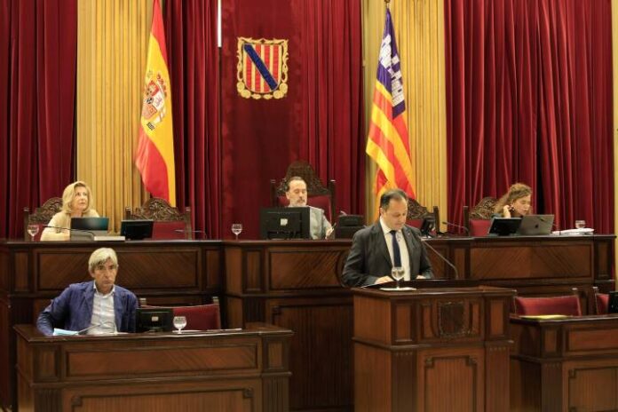 Llorenc Córdoba durante su intervención en el Parlament balear