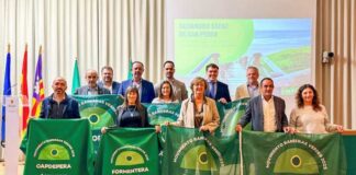 Formentera recibe una de las diez banderas verdes que Ecovidrio otorga a todo el territorio nacional por su implicación en la sostenibilidad y el reciclaje
