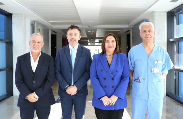 El doctor Escudero, a la derecha de la foto, junto a la consellera balear de Sanidad, Manuela García