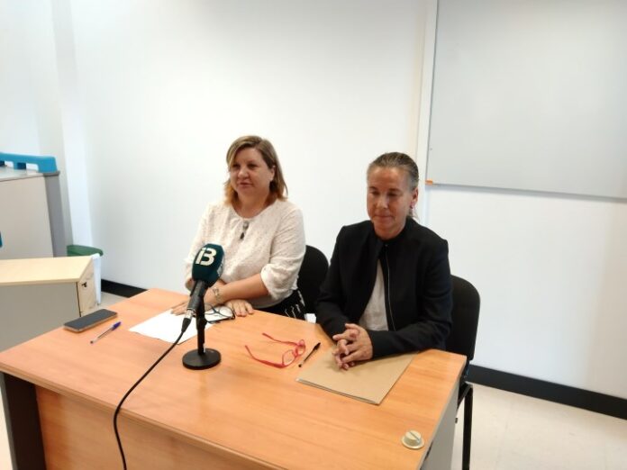 La consellera Cristina Costa y la directora de la Residencia, Amada Marcos
