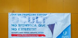 Formentera se adhiere a la campaña de la Fundación Rana para prevenir el abuso sexual infantil y adolescente en la isla Pancarta ubicada en las pistas del Polideportivo Antoni Blanc