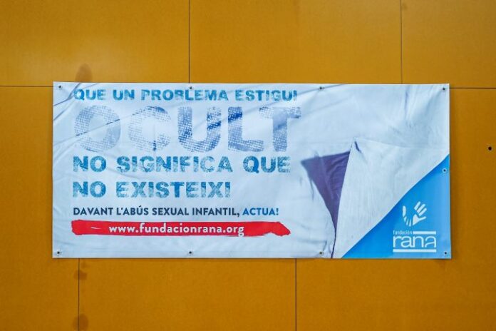 Pancarta ubicada en las pistas del Polideportivo Antoni Blanc