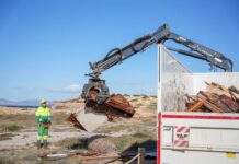 El Consell retira los restos de la embarcación Helissara y minimiza el impacto del temporal Retirada de restos velero Helissara