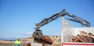 El Consell retira los restos de la embarcación Helissara y minimiza el impacto del temporal Retirada de restos velero Helissara
